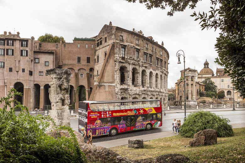 Pasando junto al Coliseo de Roma