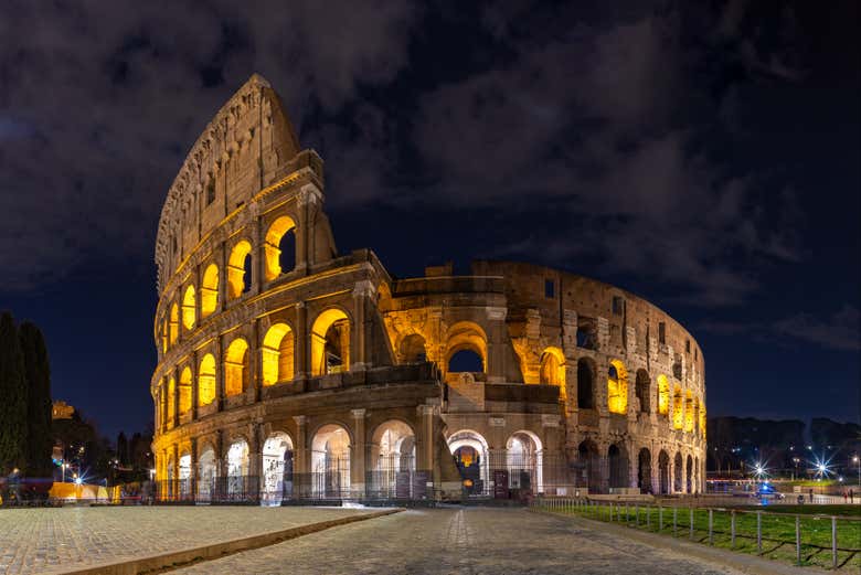 Coliseo iluminado al anochecer