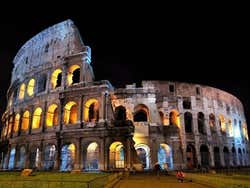 Fotografía nocturna del Coliseo de Roma