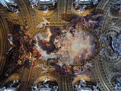 Frescos del techo de Il Gesù en Roma