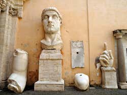 Fragmentos de las estatuas colosales de los Museos Capitolinos