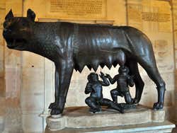 Escultura de la loba en los Museos Capitolinos de Roma