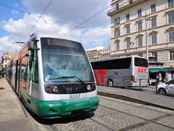 Tranvía recorriendo las calles de Roma